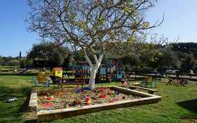 Rund um die Taverne warten viele Spielgeräte auf die Kinder